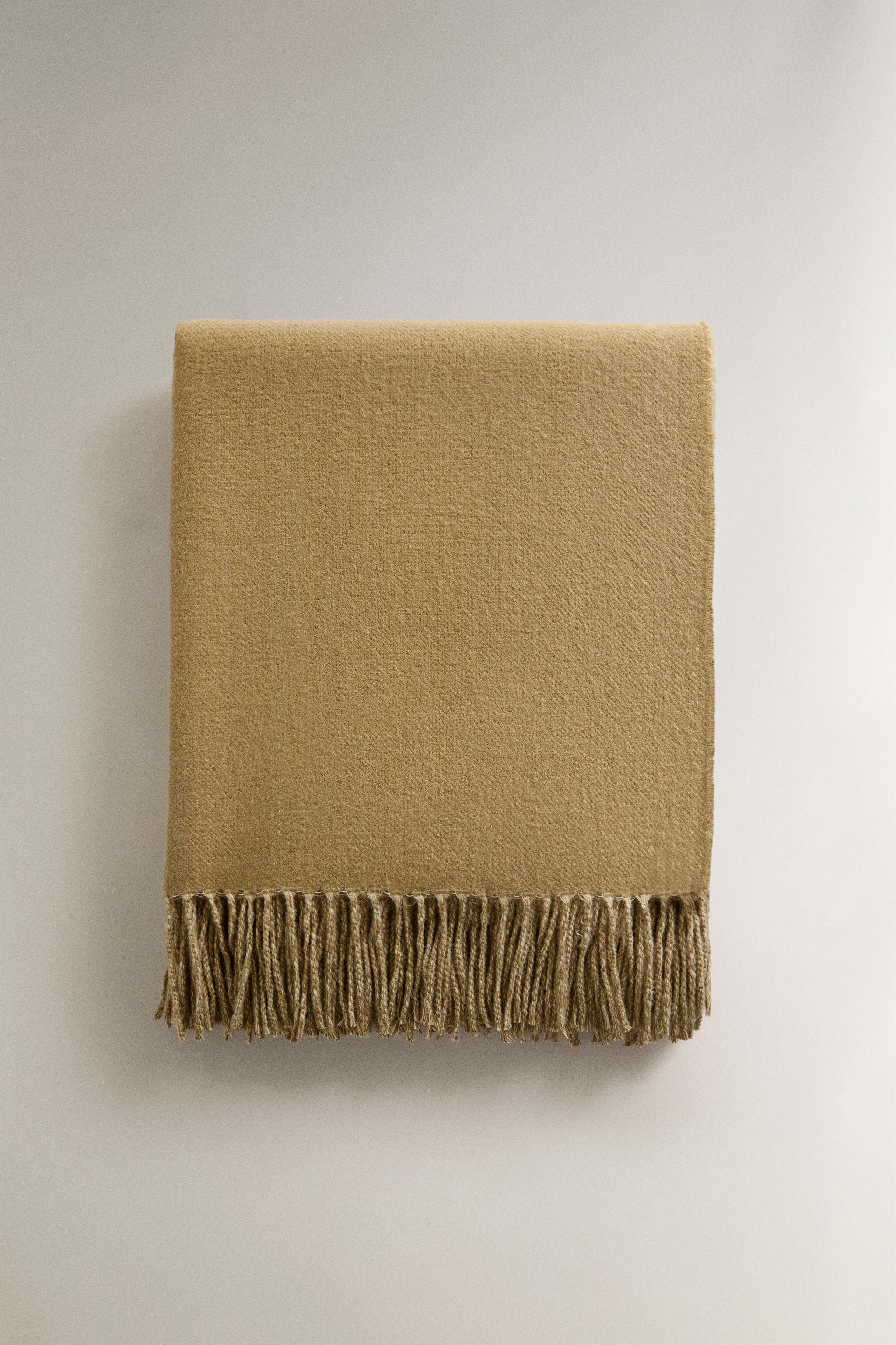 SOFT FRINGED BLANKET